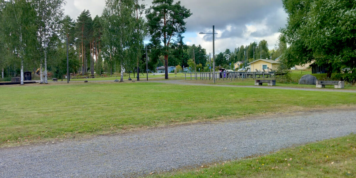 Uusi leikkipaikka rakennetaan tähän puiston kulmaukseen. Kuva Marko Vuorinen
