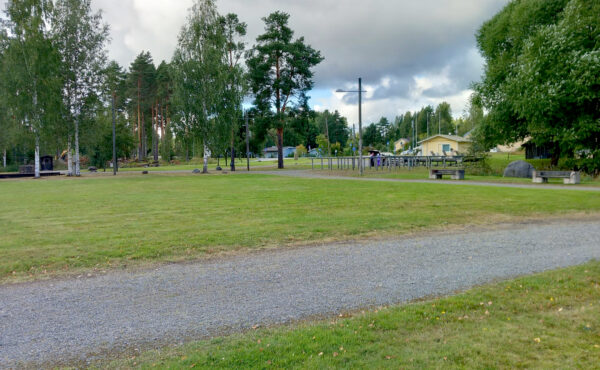 Uusi leikkipaikka rakennetaan tähän puiston kulmaukseen. Kuva Marko Vuorinen