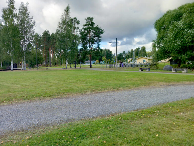 Uusi leikkipaikka rakennetaan tähän puiston kulmaukseen. Kuva Marko Vuorinen